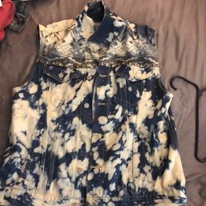 Sleeveless bleached styled denim jacket